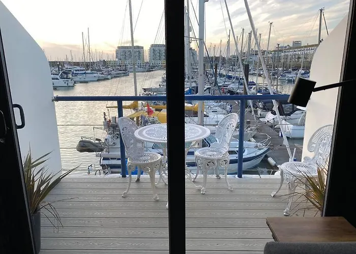 Seascape - Floating Home At Brighton Marina With Free Parking