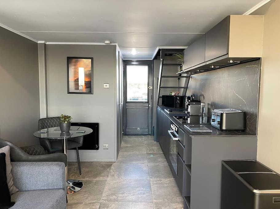 Seascape - Floating At Marina With Free Parking Apartment Brighton